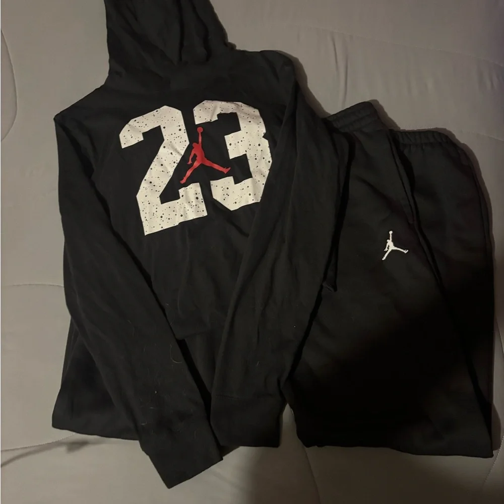 Gently worn boys youth XL long sleeved cotton tee and black sweats - Picture 2 of 5